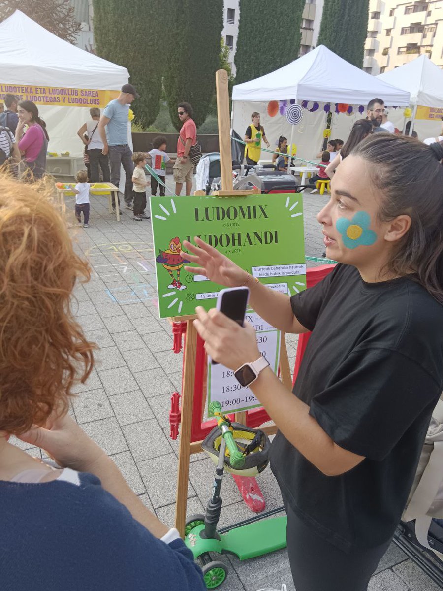 🎉 Ikasturteari hasiera emateko, Ludoteka Sareak #Ludojaia jaia antolatu du Santa Barbara plazan.

🎉La Red de Ludotecas de #VitoriaGasteiz ha organizado la fiesta #Ludojaia para dar inicio a su curso 2024/25 en la Plaza Santa Bárbara.

🐓 La concejala <a href="/MirenFdzdeLanda/">Miren Fdz de Landa</a> se ha