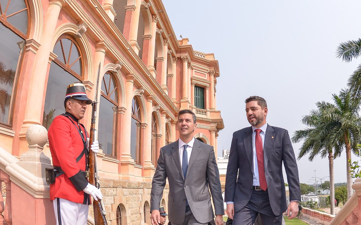 El Gobierno del Paraguay 🇵🇾 realiza una inversión importante para apostar a la seguridad de nuestro país. En un hecho histórico, hoy se entregaron 250 patrulleras, 100 motocicletas y 1.500 chalecos antibalas para fortalecer a la Policía Nacional ¡Esto es solo el comienzo!