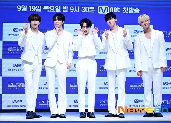 ONEUS_Ecuador's tweet photo. 📝|| Fotos y mensaje de #ONEUS en la conferencia de prensa para Road to Kingdom 💫

🔗 https://t.co/am5S3cl35K…

🌏: Estamos de vuelta esta temporada y mucha gente está preocupada pero también nos está apoyando. 
Apareceremos nuevamente después de la última temporada [+] https://t.co/IkjYhTi9BO