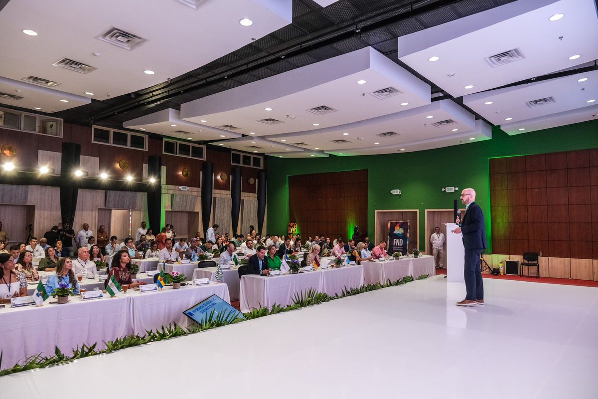 Durante el #EncuentroDeGobernadores #RumboALaCOP16, Alberto Menghini, jefe de cooperación de la <a href="/UEenColombia/">Unión Europea en Colombia 🇪🇺</a>, presentó los retos y avances para la implementación del Reglamento de la Unión Europea sobre los productos libres de deforestación.