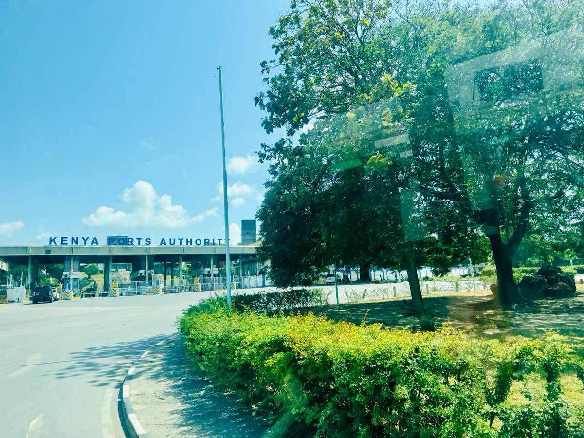 PREMIS_2's tweet photo. On the fourth day of the #study tour, officials continued their visit at Mombasa Port, focusing on the bulk cargo operations, including grains, clinker, &amp; petroleum. The tour included a detailed look at the control room, with each session followed by a Q&amp;A. 1/2

#Somalia #Customs https://t.co/Mlz10GuVTF