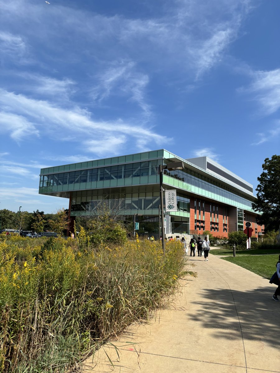 MsDeannaBavaro's tweet photo. first field trip of the year for 8th Grade AVID!!  thank you, @OaktonCollege for having us!!  amazing opportunity!!  #AVIDfamily  @AVID4College https://t.co/qiZVulb677