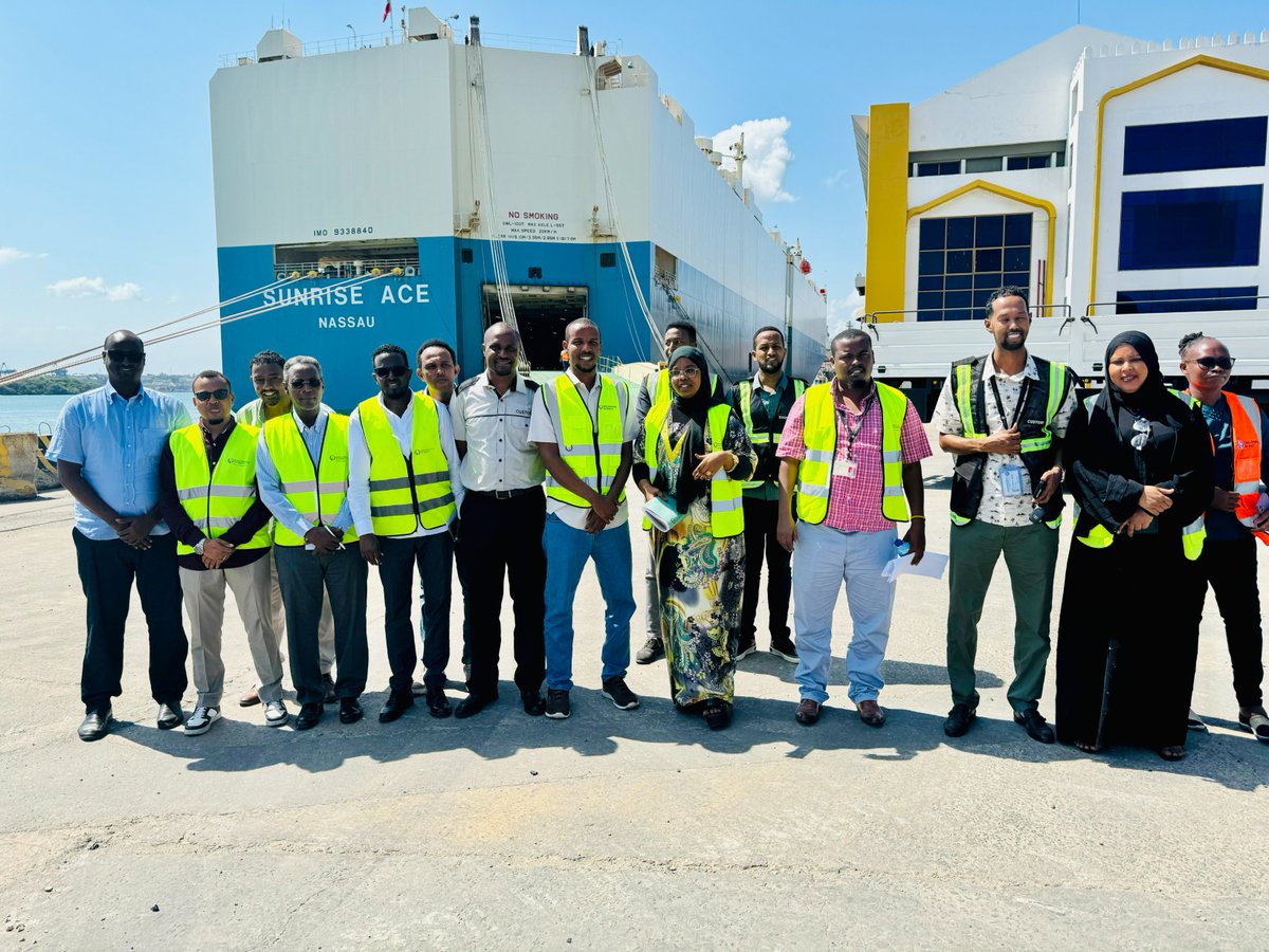 On the fourth day of the #study tour, officials continued their visit at Mombasa Port, focusing on the bulk cargo operations, including grains, clinker, &amp; petroleum. The tour included a detailed look at the control room, with each session followed by a Q&amp;A. 1/2

#Somalia #Customs