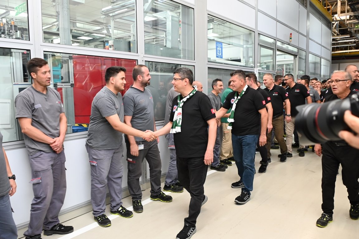 BOSCH işyerlerimizi ziyaretime BU 4 Fabrikası ile devam ettim. Diğer işyerlerimizde olduğu gibi üyelerimizin yoğun desteğini hissettiğim fabrikada şahsıma ve sendikamıza gösterilen sıcak karşılama için tüm üyelerimize teşekkür ederim.