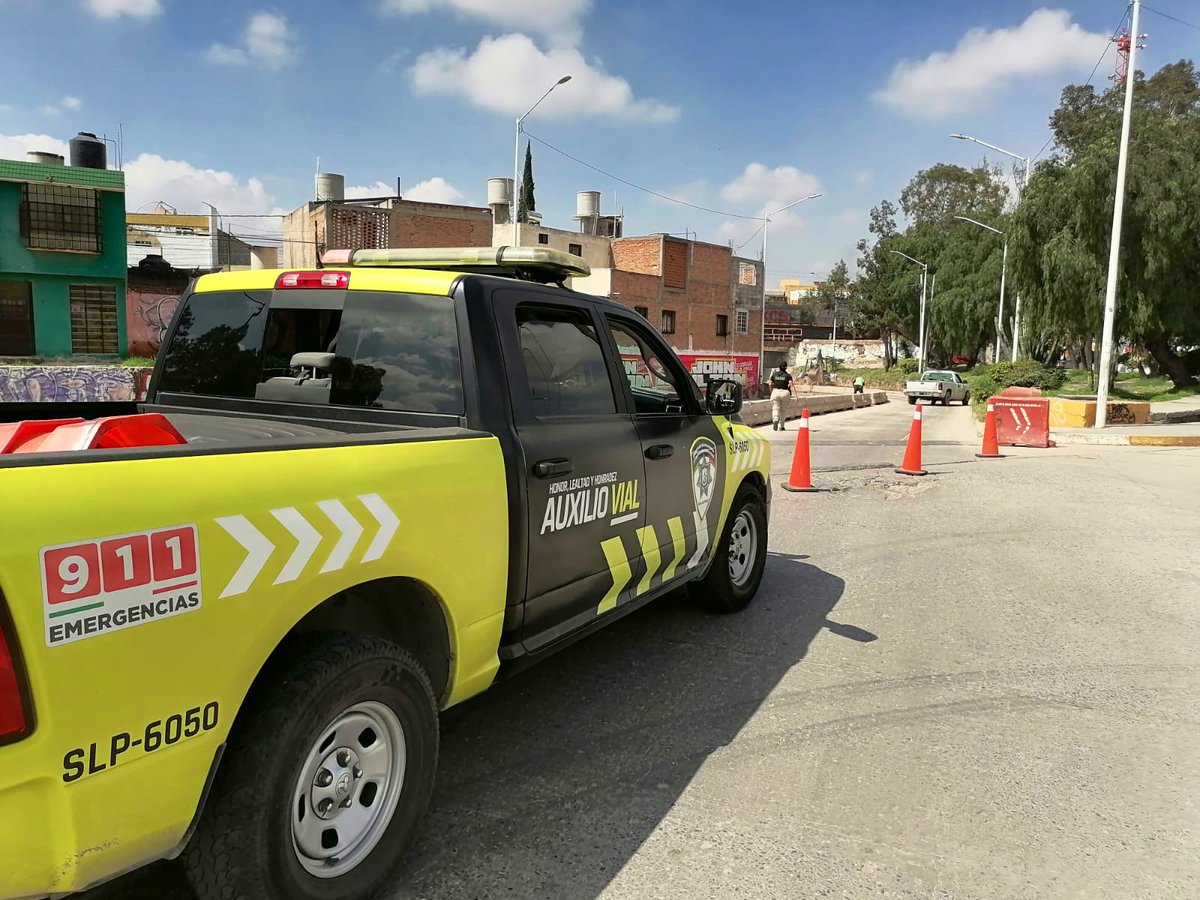SSPCSLP's tweet photo. ⚫️🟡 #ReporteVial 🚨#VialidadSLP

ATENCIÓN ⚠️🚧 

🚔Policía Vial abandera trabajos de limpieza en:

👉🏼Desnivel del puente Manuel José Othón
👉🏼Río Españita 

👮🏻‍♀️💬Encontrarás cierre total en dichas zonas, se prevé que en el lapso de una a dos horas se reabra a la circulación.
Informaremos puntualmente 👀