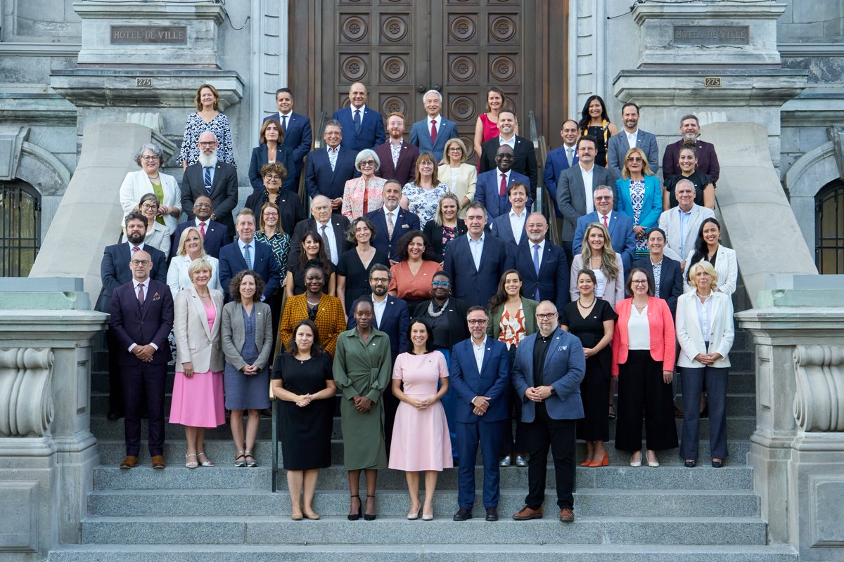 #Photodeclasse📸#polmtl

Lors du conseil municipal cette semaine, la traditionnelle photo des élus-es a eu lieu à l'hôtel de <a href="/MTL_Ville/">Ville de Montréal</a>🏛️

C'est la première fois depuis l'inauguration du bâtiment que les membres du conseil municipal se retrouvent pour immortaliser ce moment.