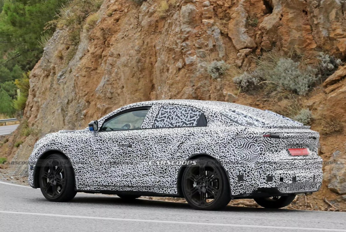 paddock_inside's tweet photo. Un SUV fastback pour la future Alpine A390, pour aller chatouiller le Porsche Macan ? 🙃
Un bi-moteur de 430 ch (celui du Ariya NISMO) 4x4 en entrée de gamme et possiblement 600 ch en version plus huppée.
Ça va chercher quoi en tarif ? 55 K la première, 75 la deuxième ? https://t.co/uIDTlYEra4