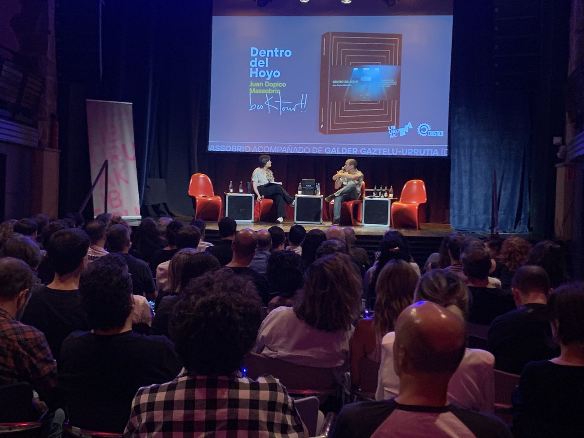 Mi hermano de otra simiente <a href="/dopakel/">Juan Dopico</a> presentando su primer libro “Dentro del Hoyo” (<a href="/liburuak_libros/">liburuak_libros</a>) sobre los entresijos del fenómeno que fue el peliculón <a href="/ElHoyoLaPeli/">El Hoyo La Película</a> en <a href="/Bilborockbilbao/">Bilborock</a>
Zorionak Carne!!! 👏👏👏👏