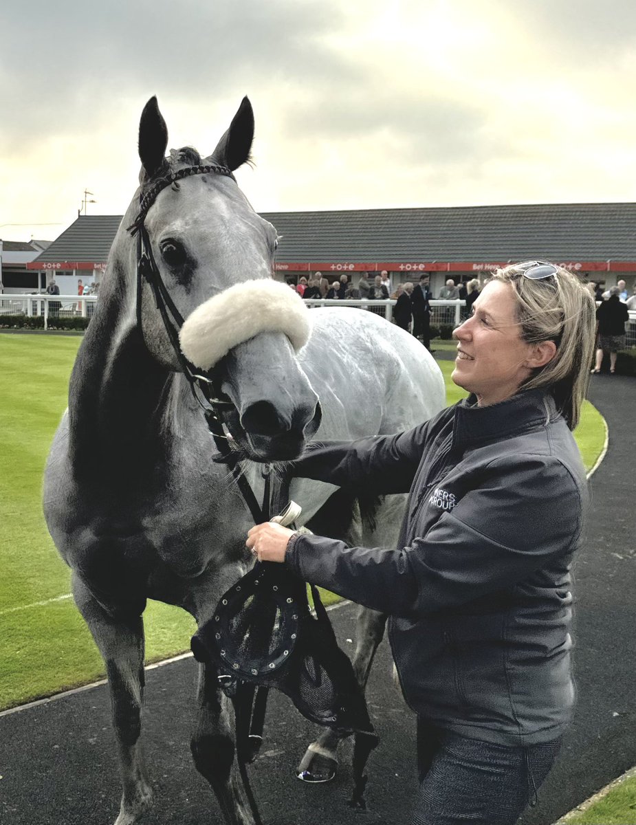 ownersgroupuk's tweet image. Brilliant day for First Folio as he returned to form to win @GTYarmouthRaces for the 3rd time. Made all, never headed under an uber-confident Oisin McSweeney. Well done to Becky and Steph for winning Best Turned Out! We hope he can win again this autumn! #firstfolio #dave #OG