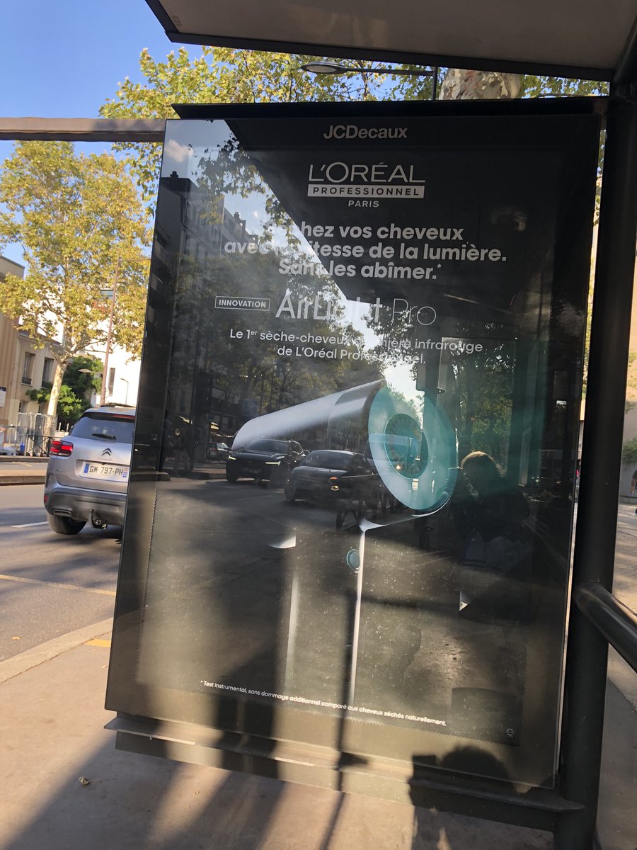 Les équipes dyson qui découvrent le plan média à l’occasion du lancement du Airlight Pro de chez L’Oreal en affichage print tv digital : 😰😨😰😰💇🏼‍♀️