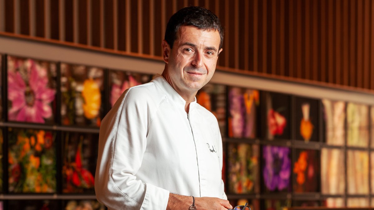 TOPCHEFSIE's tweet image. Ever wondered where a Michelin-starred chef goes for authentic paella in Valencia? 🌾🍲 Chef Ricard Camarena spills the beans on his top spots. Spoiler: it’s not about seafood. 🦐  #PaellaValenciana. #Valencia #ChefsLife #CulinarySecrets
jo.my/chnpx5