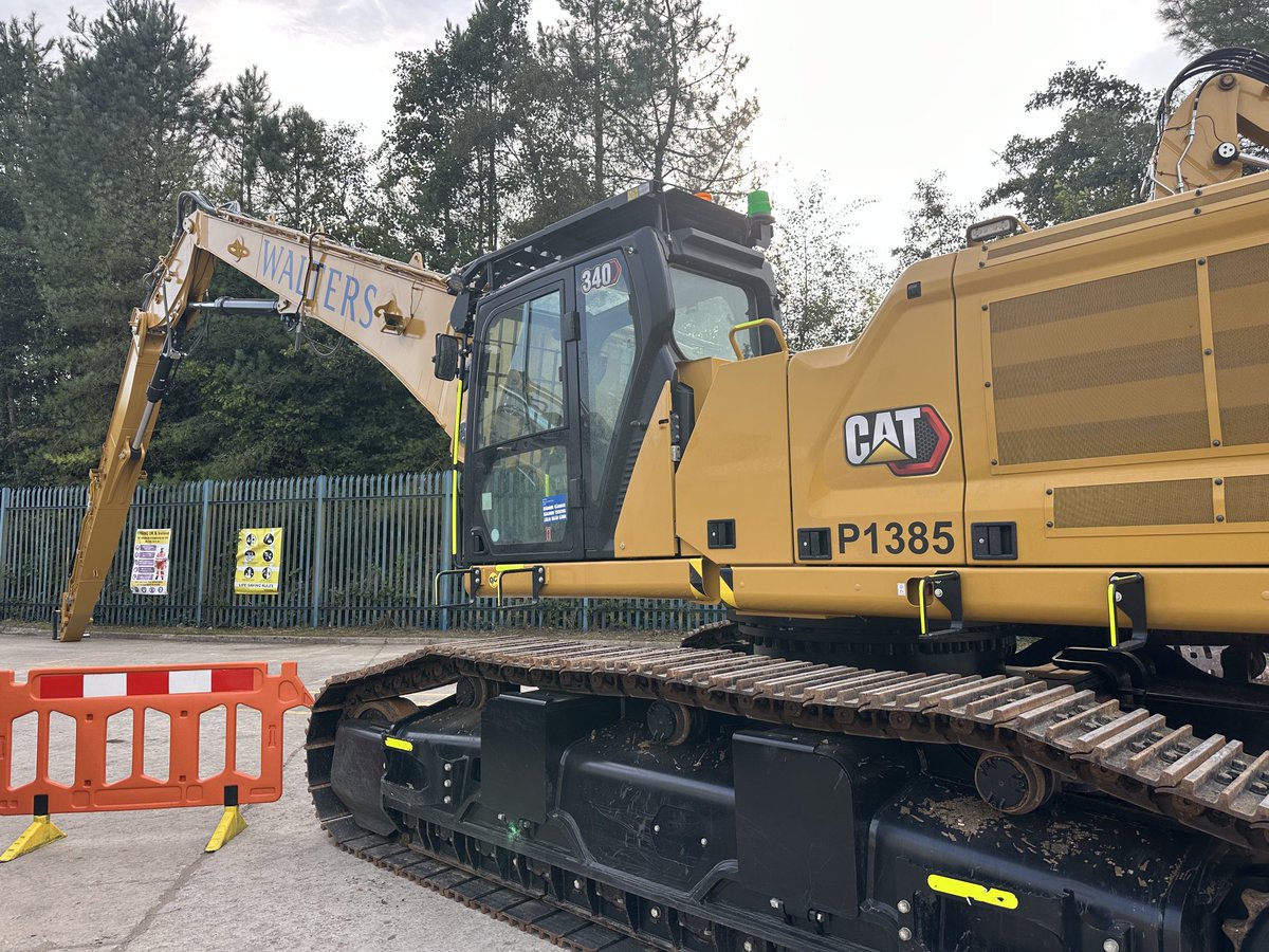 TheWaltersGroup's tweet photo. Star of the show this evening @FinningNews #Llantrisant Branch Open Day our @WaltersDem new High Reach Excavator #WaltersWay ☀️🏴 https://t.co/b3ag5eWAXv
