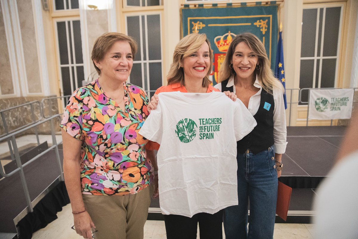 Arturolarena's tweet photo. La escuela y el #periodismoambiental ayudan a impulsar el pensamiento crítico, clave frente a los bulos y la desinformación. Enhorabuena #TFFS @MiriamLeiros @rtoril #ceneam #ceapa @Pilar_Alegria @educaciongob 
@EFEverde por la guía "28.000 por el clima" https://t.co/D57t0QxOvB https://t.co/oE2XhbHFxU