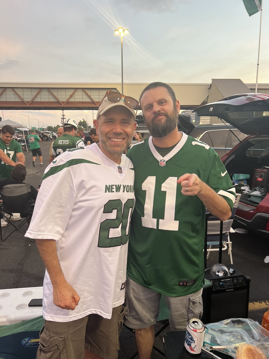 My brother repping <a href="/ii_jermaine/">Jermaine Johnson II</a> tonight!!  Let’s get that W!!  Heal quickly!!