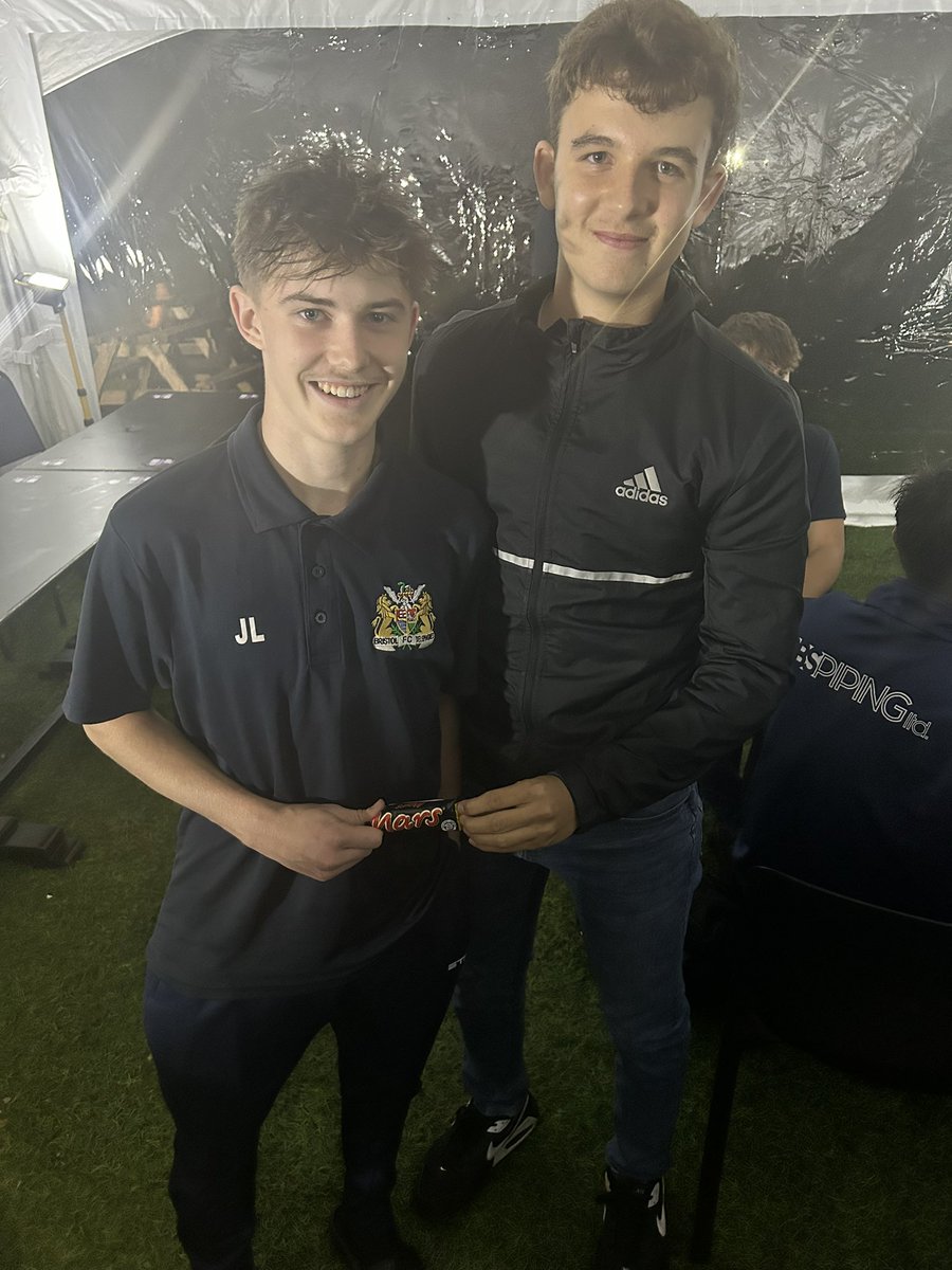 Lovingthephones's tweet photo. Our 18s we unlucky tonight who thought back from being 3.0 down at half time to 3.2 but peppered the Nailsea Tickenham goal in the 2nd half,  but couldn’t get the equaliser, 
Still a fantastic game,with Jacob Lanfear getting his MOM mars bar from CB Tommy Tarzey, unlucky boys 👊 https://t.co/o9bgU1N5FS