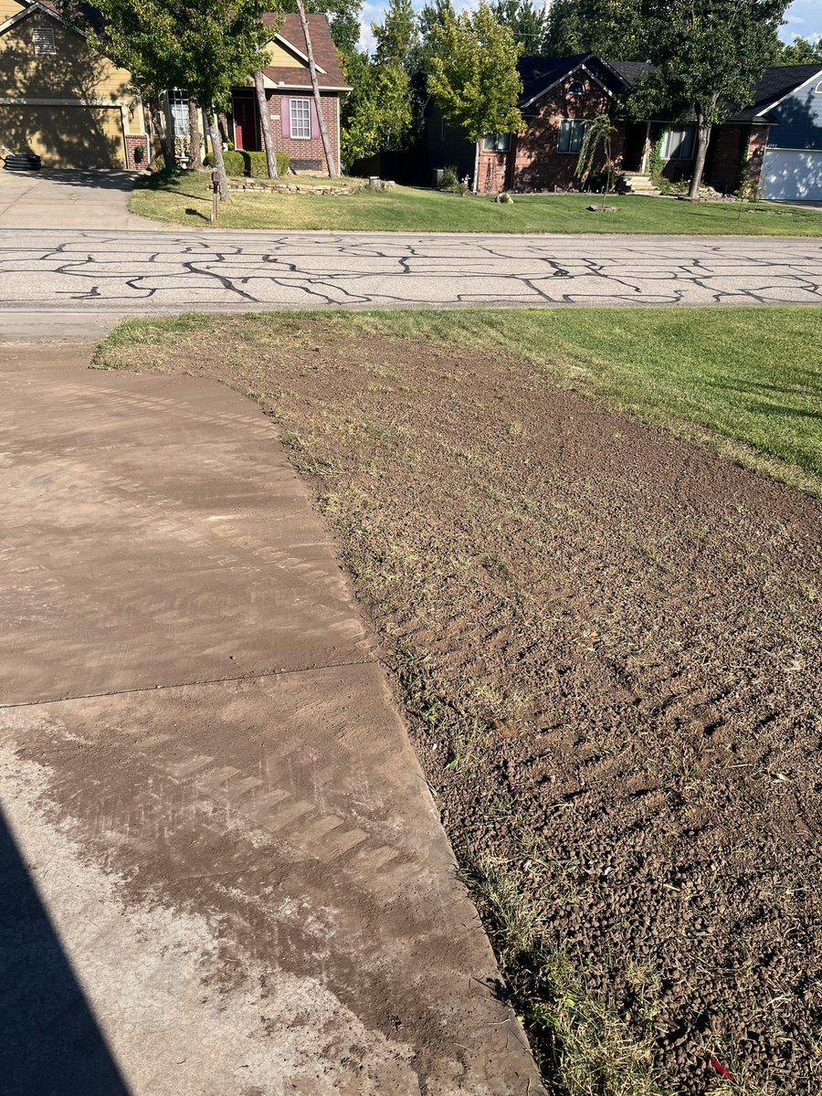 BCSkidSteer's tweet photo. Costumer had backfill concerns, hauled in 15 yards of top soil. Issue resolved. Another happy customer! https://t.co/KjBpmvTPgR