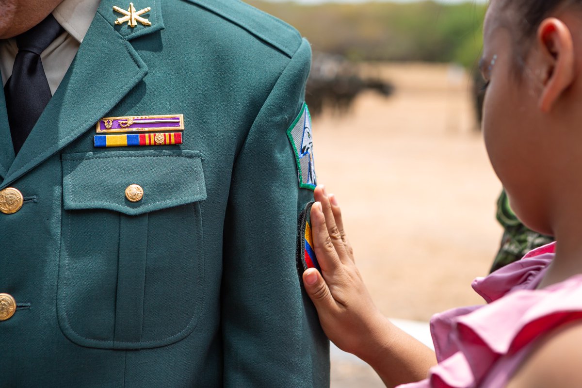 Ejercito_Div5's tweet photo. Estos hombres y mujeres, quienes han dedicado años de servicio a proteger a la nación, demostraron una vez más su compromiso y profesionalismo. Sus familias, presentes, fueron testigos de este importante logro que representa esfuerzo y sacrificio. #FeEnLaCausa #NovenaBrigada https://t.co/dJqfzIOffz