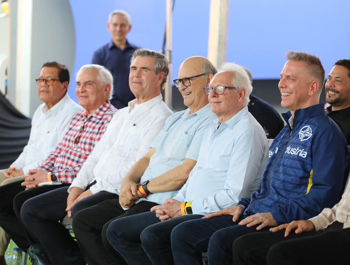 🔵 #AHORA | El Presidente Nicolás Maduro firmó el Decreto de Ley para construir el Estado Mayor de las Exportaciones No Petroleras.

"Este Estado Mayor estará coordinado por la Vicepresidencia Ejecutiva y concentrará sus esfuerzos en las exportaciones no petroleras, así como a