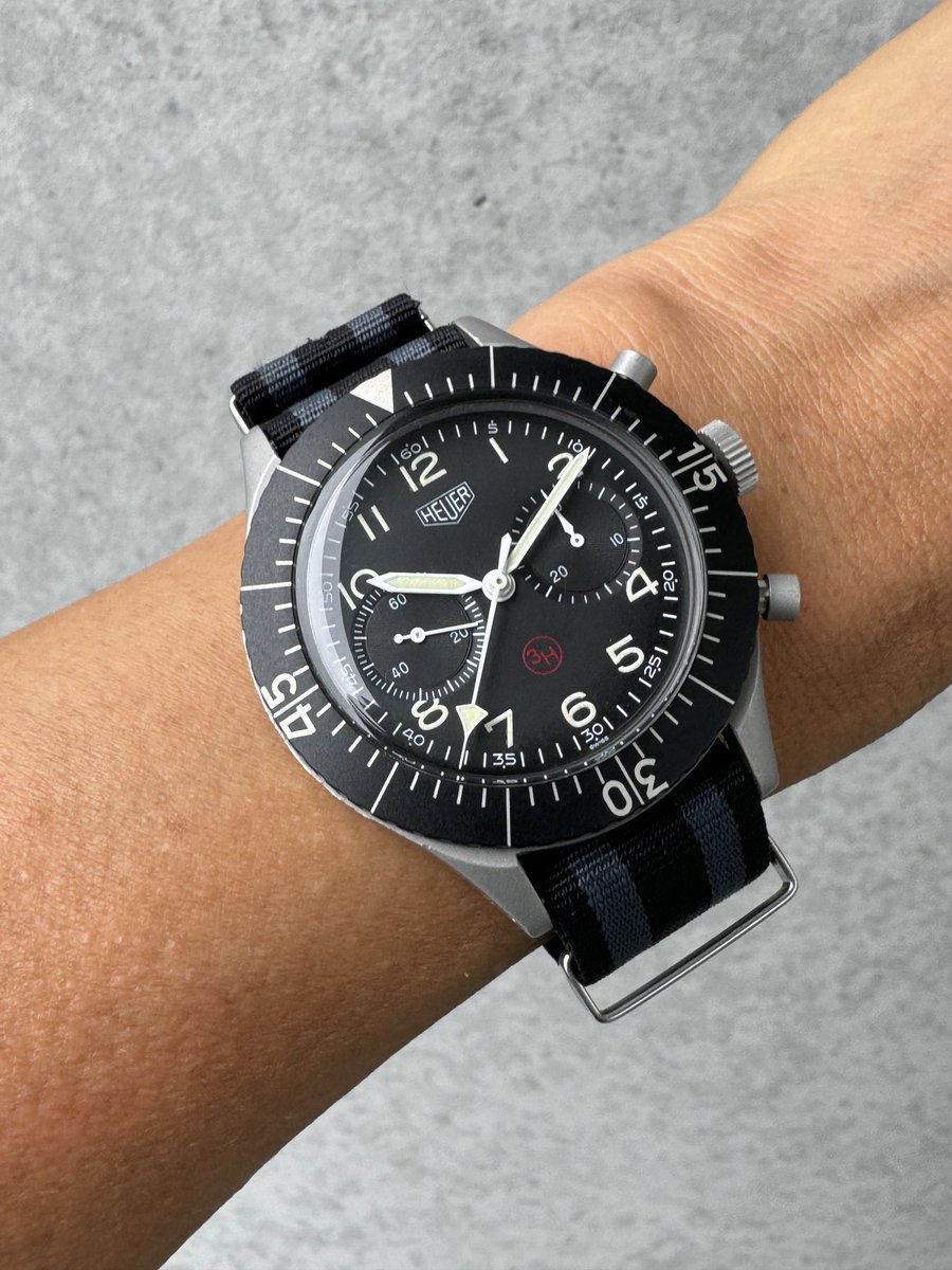 xsO3OrwmhjDFlXJ's tweet image. おはようございます🌤️

9月後半にも拘らず厳しい残暑ですね💦

ナイロンNATOストラップ仕様のガチ旧西ドイツ空軍時計着けてモチベーションを維持します。

空は飛びませんよ🧑‍✈️🛫🙅‍♂️

#heuer 
#weatgermanairforce 
#valjoux230