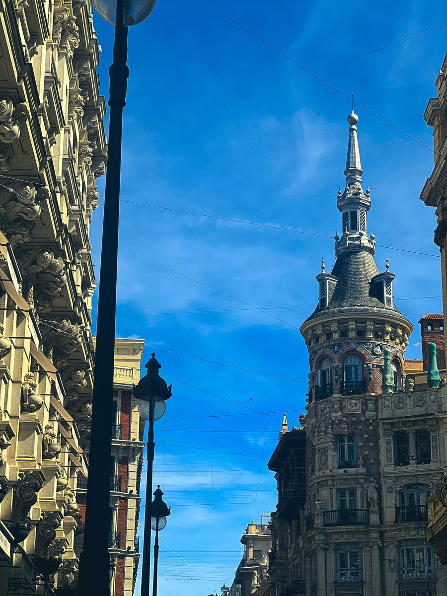 "دنیا خیلی کوچک است"
یه دروغ محض!
اتفاقا وسعت دنیا خارج از تصور ماست.
انقدر بزرگ;
که آدم لابه لای وسعتش گم میشه
و این دنیا، انقدر قصه و غصه تو دلش داره 
که قصه هیچ کس بچشمش نمیاد..
دنیاتو بزرگ کن
سهمتو با لذت از تک تک جزئیات دنیا ازش بگیر🤍