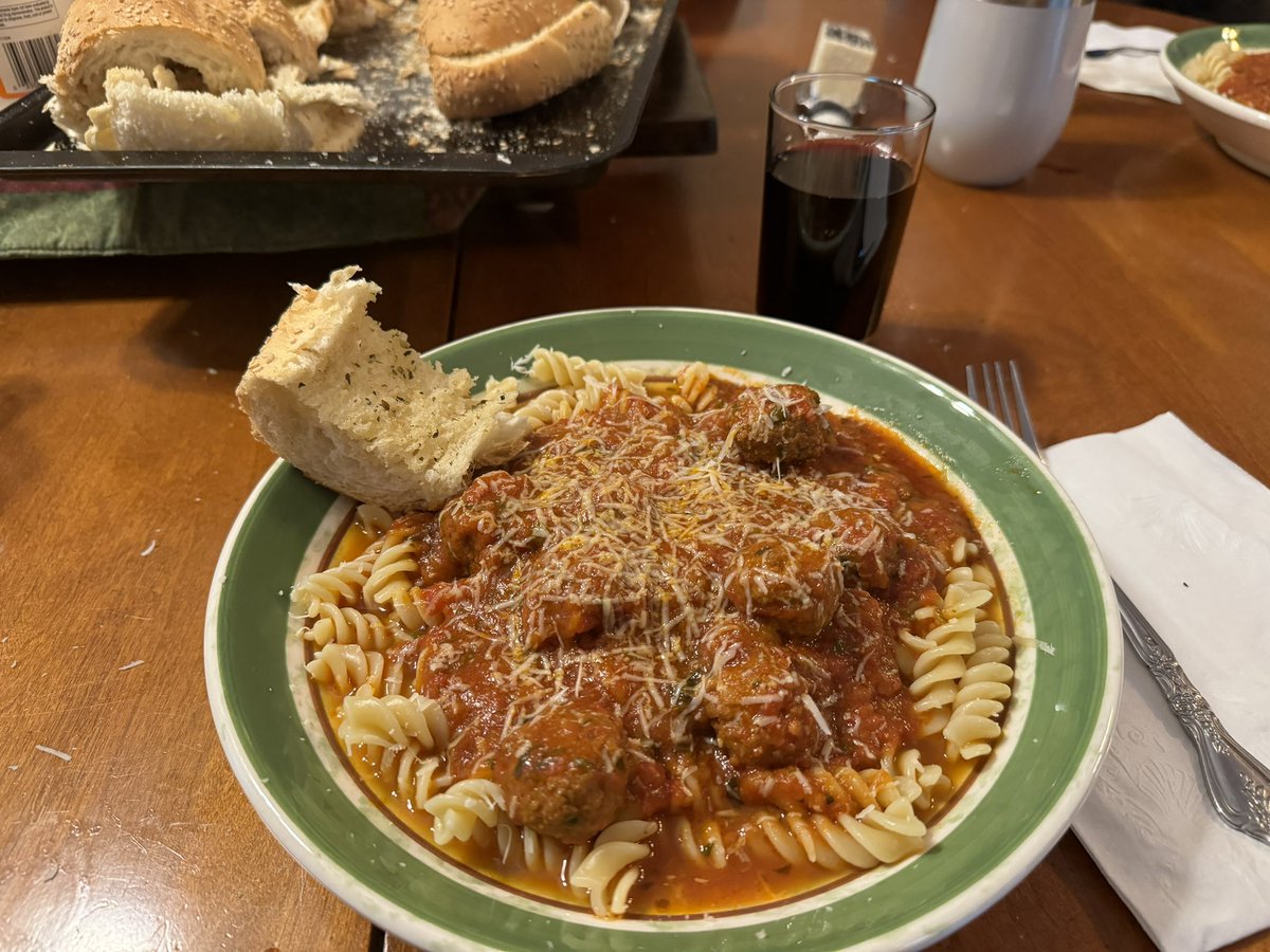 rufflife23's tweet image. C’mon over @bogan_feet, got your favorite. Big Red’s homemade sauce and garlic bread….topped off with a glass of Merlot. #4Deep