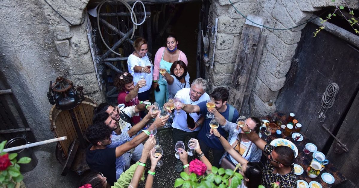 Andar per Cantine 2024: Degustazioni e Trekking tra le Cantine Storiche di Ischia dlvr.it/TDS1mT