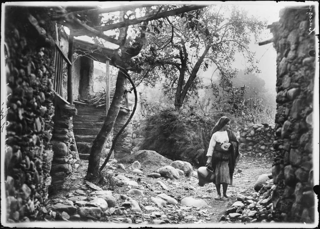 RuralPortugal's tweet photo. Camponesa na chegada a casa na Lousã, c. 1920.

[📸 Domingos Alvão | Centro Português de Fotografia] 

#PortugalRural https://t.co/saZAezZpdl