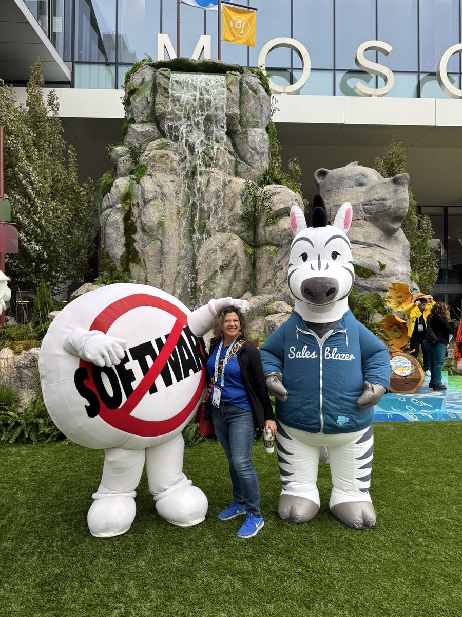 Christina Moore tweet media