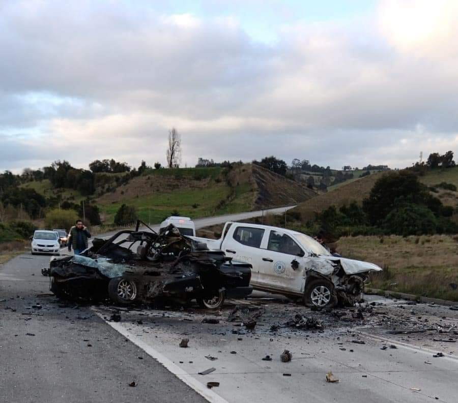 fdo2000's tweet photo. 🔴Precaución por accidente de tránsito en Ruta 5 Sur sector Bypass en Castro altura Cancha de Rugby por colisión de alta energía de 2 vehículos menores, 4 personas fallecidas, equipos de emergencia se mantienen en el lugar, tránsito suspendido @biobio @Louisvasquez23 https://t.co/Hy3VymZpxV