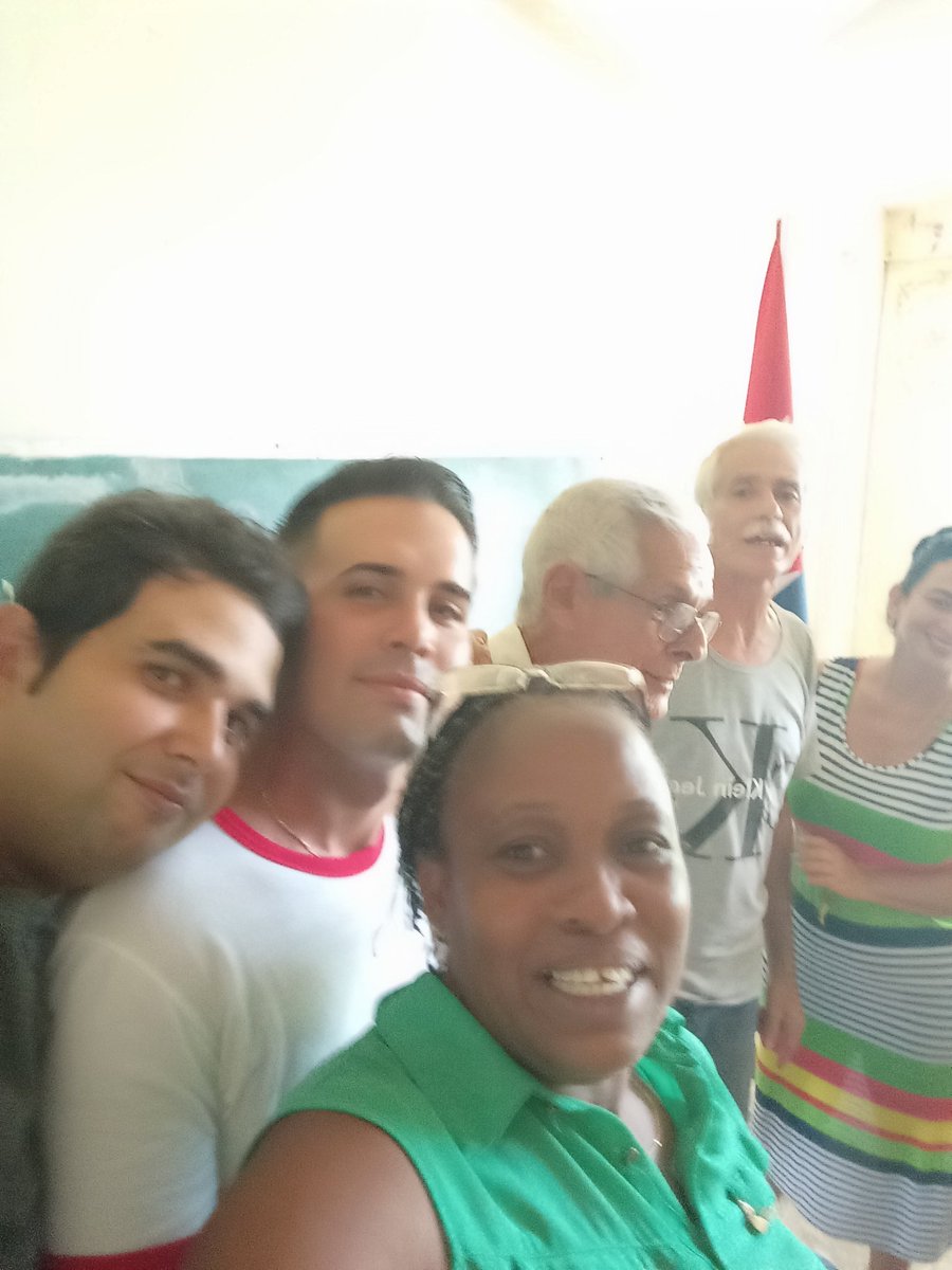 Se efectuó en el CUM Municipal de #GüiradeMelena, el Taller:"Buenas Práctica" como parte de Superación de los cuadros.Donde se estimuló al Lic. Leonardo Figuerola Díaz de la Dirección General de Educación por sus conocimientos y aportes en la formación de nuevos cuadros#CubaMened