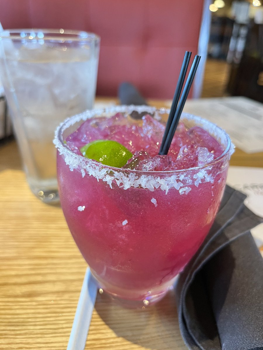 hi_munchie's tweet photo. It’s never too early for an afternoon drink 🍹💨💚 

#Margarita #fancydrink #munchies https://t.co/1FiiNOwuWJ