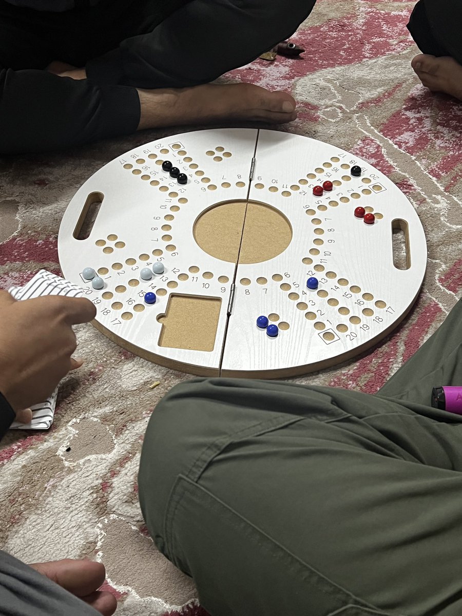 3dnan_W90's tweet photo. في حد مثلي ما يعرف يلعب جيكارو ولا يعرف يلعب ورقة كوت بو6  
بس فالح اتابع مباريات 😂 واطالعهم يوم يلعبون واطلب لي جاي https://t.co/k12xdQ2pRM