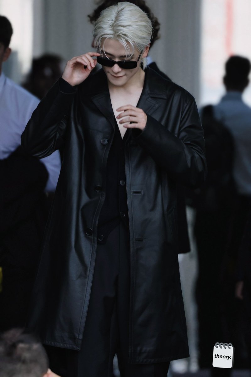 yourbfyoonoh's tweet photo. ㅤ
ㅤ
all eyes on me? they must be.
i'm the prada boy, everyone!
ㅤ
ㅤ https://t.co/bvz4IIVTfK