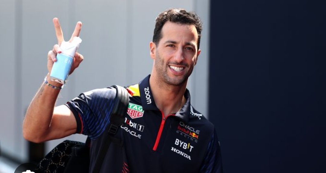 desdeelbox's tweet photo. Medios aseguran que Daniel Ricciardo vive sus últimas horas con el Team Red Bull y estos están a punto de reemplazarlo por Liam Lawson después del GP de Singapur. https://t.co/teqsbCkk7k