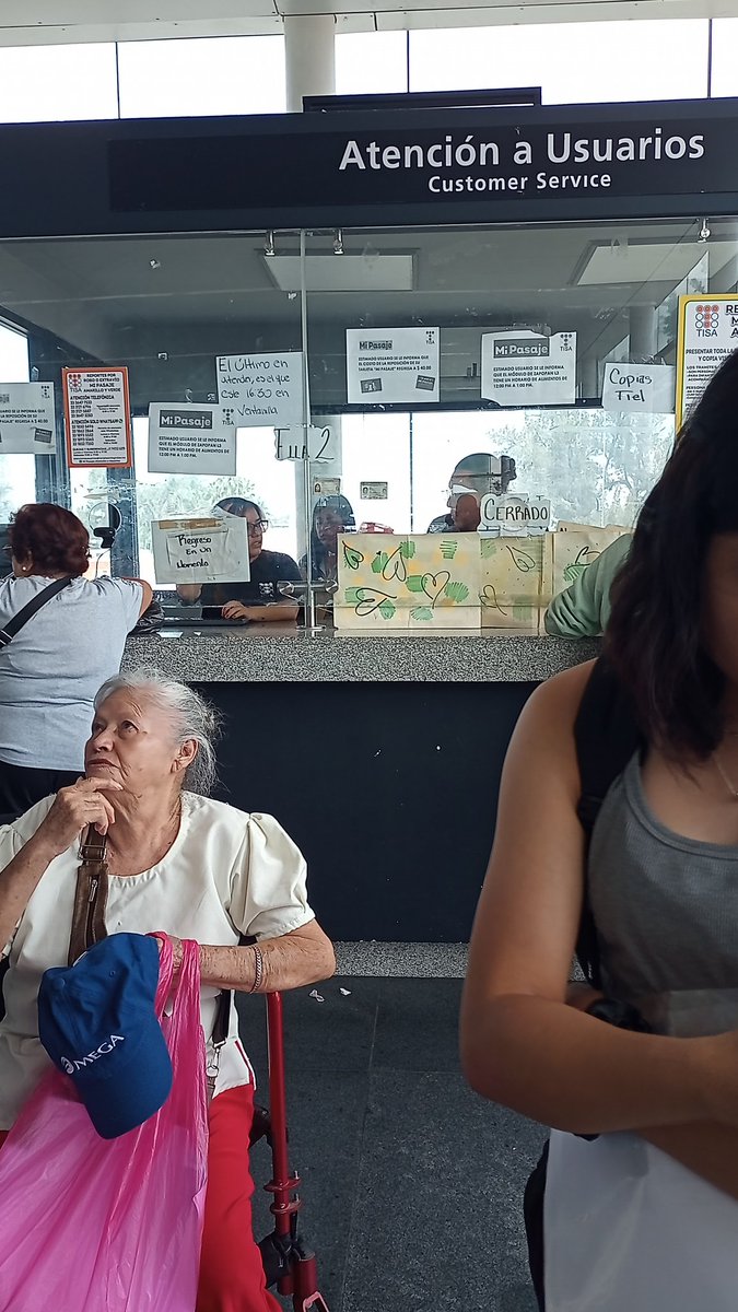 pekebb's tweet photo. @SITEURJAL Con el simulacro se les descompuso el sistema ? En la estación de Zapopan centro cierran para ir a comer son 3 personas dentro del módulo y no pueden hacerlo escalonado ? Dicen q regresan en 1 hr y ya dijeron hasta dnd van a atender de acuerdo a sus cálculos. https://t.co/MJmEGxNmUW