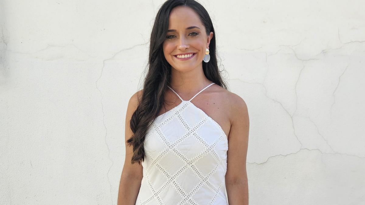 Fallera mayor rodeada por dos presidentes llamados papá y mamá dlvr.it/TDRfyy ( vía <a href="/FallasLevante/">Fallas Levante</a> )