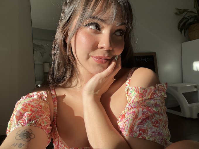 I love the sun on my skin ☺️☀️🩷 https://t.co/wh9bbFBHGs