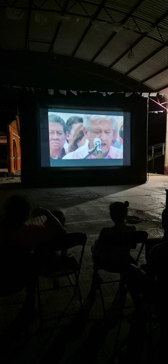 IMJUVEP's tweet photo. 🎬✨¡Gran noche de cine en Zapote!✨🎬

El sábado 14 de septiembre, la comunidad se reunió para disfrutar de una maravillosa función de cine.
Pequeños y grandes, todos disfrutaron de una historia llena de emoción, risas y enseñanzas. 🎥🍿🎬
#GenerandoBienestar #juventud https://t.co/YbTsaeZHds