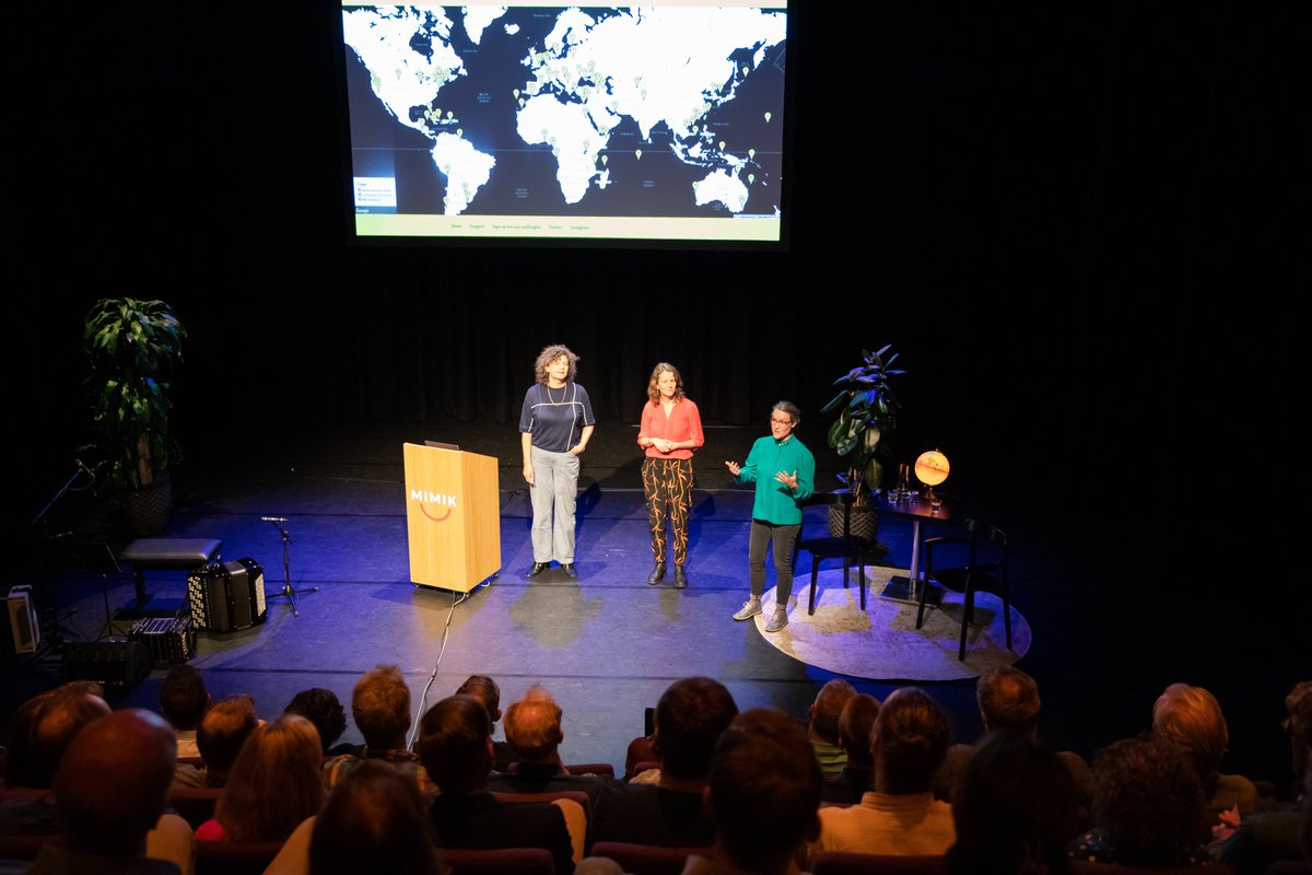 De Facto Live komt weer naar Deventer! Op 16/10 trappen we af met een nieuwe serie <a href="/mimik_deventer/">MIMIK Film + Theater + Café</a>. Te gast is schrijver <a href="/AdwinDeKluyver/">Adwin de Kluyver</a>, er is muziek van het koor Slavuj en we hebben onze jongste gast ooit: Nelis Smouter, die zijn eigen land ontwierp. mimik.nl/agenda/de-fact…