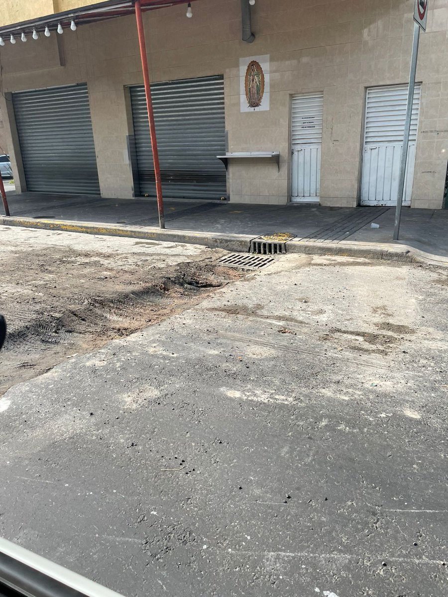 rosaliacho64's tweet photo. #ciudadanoentiemporeal  Está zanja se encuentra ubicada en Av. Talismán, entre Amatista y Acerina Colonia Estrella C.P. 07810 Alcaldía Gustavo A. Madero, puede suceder un accidente muy fuerte pues al ser un eje vial los coches vienen rápido y pueden no alcanzarlo a librat. https://t.co/Xm8lHGmWyN