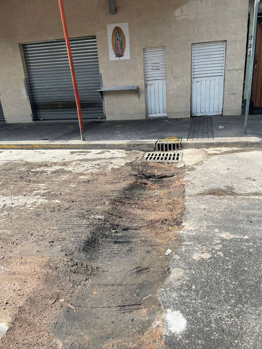 rosaliacho64's tweet photo. #ciudadanoentiemporeal  Está zanja se encuentra ubicada en Av. Talismán, entre Amatista y Acerina Colonia Estrella C.P. 07810 Alcaldía Gustavo A. Madero, puede suceder un accidente muy fuerte pues al ser un eje vial los coches vienen rápido y pueden no alcanzarlo a librat. https://t.co/Xm8lHGmWyN