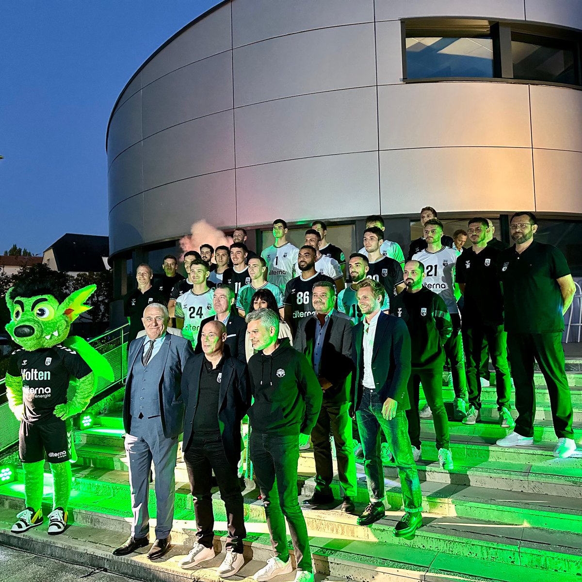 Léonore Moncond'huy (@l_moncondhuy) on Twitter photo 🏐🥇 Notre double champion olympique, l’un des meilleurs joueurs du monde, vient renforcer pour cette saison l’équipe de volley poitevine !
✨ <a href="/EarvinNgapeth/">Earvin Ngapeth</a>, poitevin d’origine, rejoint <a href="/AlternaSPVB/">Alterna Stade Poitevin Volley Ball</a>, et c’est une immense fierté pour le territoire.
💚 Vive le sport poitevin ! 🏐🥇 Notre double champion olympique, l’un des meilleurs joueurs du monde, vient renforcer pour cette saison l’équipe de volley poitevine !
✨ <a href="/EarvinNgapeth/">Earvin Ngapeth</a>, poitevin d’origine, rejoint <a href="/AlternaSPVB/">Alterna Stade Poitevin Volley Ball</a>, et c’est une immense fierté pour le territoire.
💚 Vive le sport poitevin !