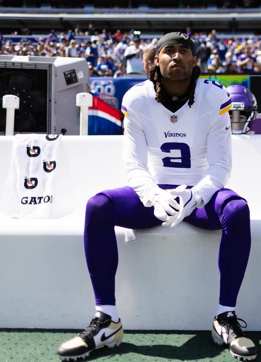 HAPPY BIRTHDAY: Future Hall of Famer Stephon Gilmore turns 34 years old today

-5x Pro Bowler 
-2x All-Pro 
-2019 Defensive Player of the Year 
-Super Bowl Champion 
-140 pass deflections (16th all time)
-#Patriots All-2010s &amp; All-Dynasty Team

<a href="/BumpNrunGilm0re/">The Gilly Lock</a> AN ALL-TIME GREAT