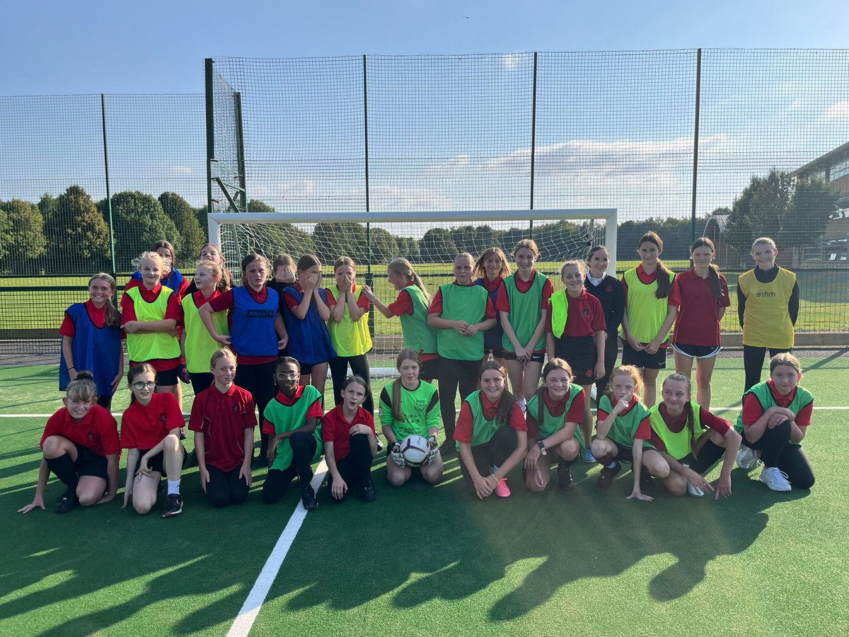mangotsfieldpe's tweet photo. Wednesday results: Yr 10 Football team put on a spirited performance against Wellsway but lost 3-0! Brilliant turn out for the first girls Football training for the year, loads of new Yr 7 faces! ⚽️! #mangos https://t.co/tv8nJANDxB