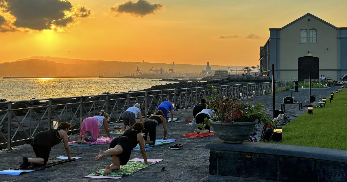 Pilates e Aperitivo: un’esperienza al tramonto al Museo Nazionale Ferroviario di Pietrarsa dlvr.it/TDRhBD