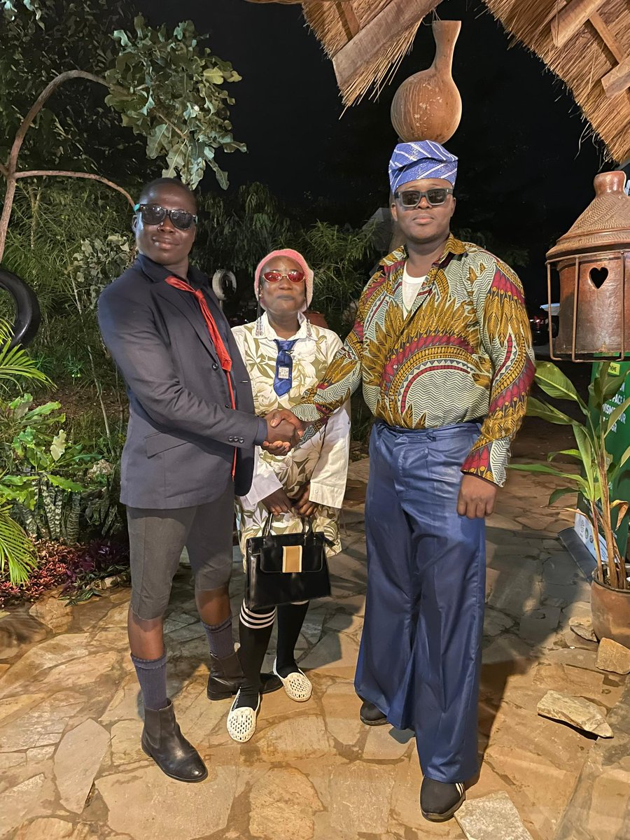 KissouYes's tweet photo. La soirée qui termine la deuxième journée de ce blog Camp 2024 . Une soirée rétro feu de camp avec pour thème : s'habiller comme dans les années 80 à 2000.  😎😂 https://t.co/BLchKtqdPx