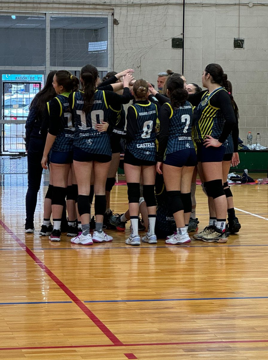 #Voley 🇺🇦🏐 Felicitamos a las jugadoras por el desempeño que las llevó a dejar al club entre los diez mejores equipos de la Asociación Rosarina.
Nuestra sub 21 terminó puntera invicta, la sub 18 segunda con sólo tres derrotas en el año y la sub 16 con sólo dos partidos perdidos.