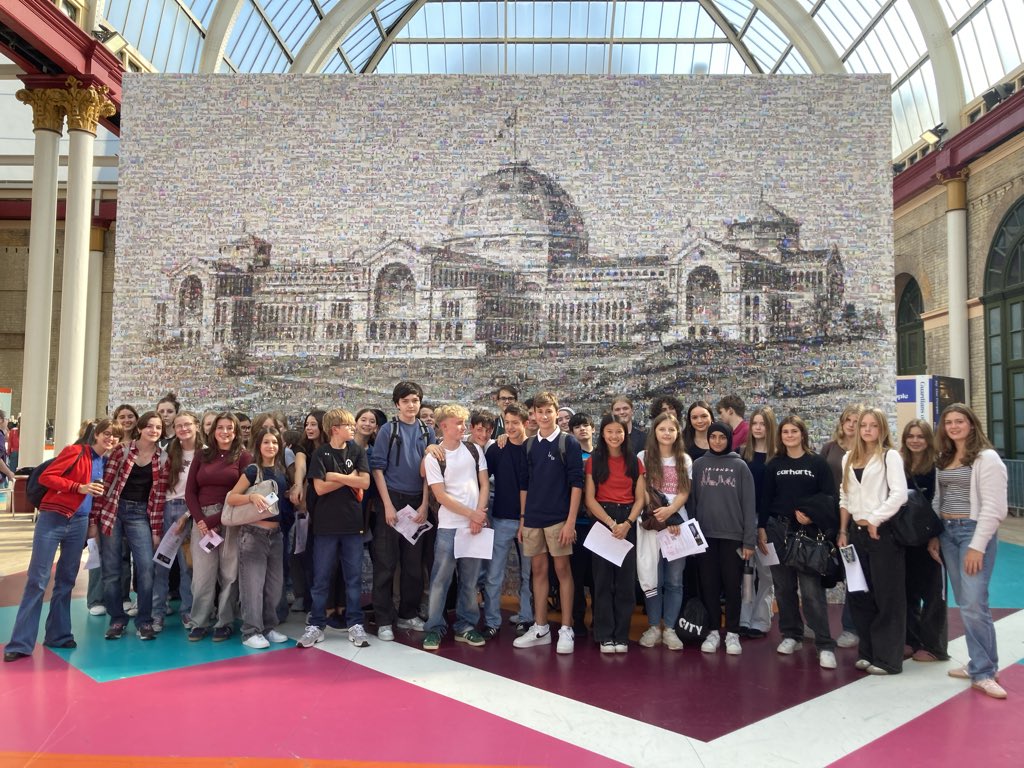 BSBTrips's tweet image. @BSBTrips #dramatrip Great view of London skyline on our way into the theatre ❤️