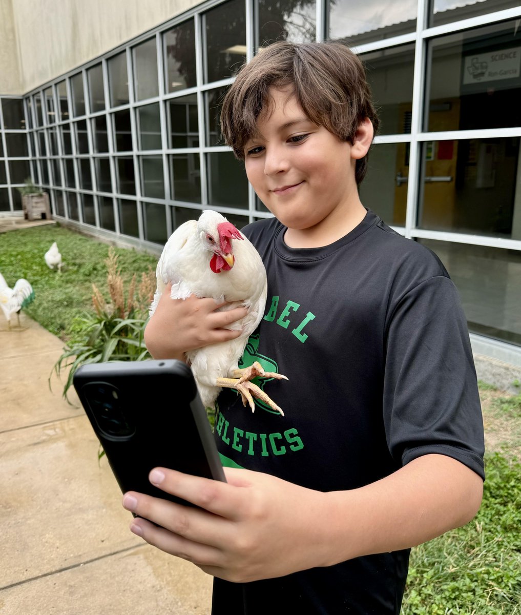sulrossreads's tweet photo. "Sir, can I please, please, please take a selfie with the chicken?!"
#ThisIsRoss ππ
#SooooEggcited π₯π
#RossRootsGardenClub π¨βπΎπ©βπΎ https://t.co/e5QvjyytmT