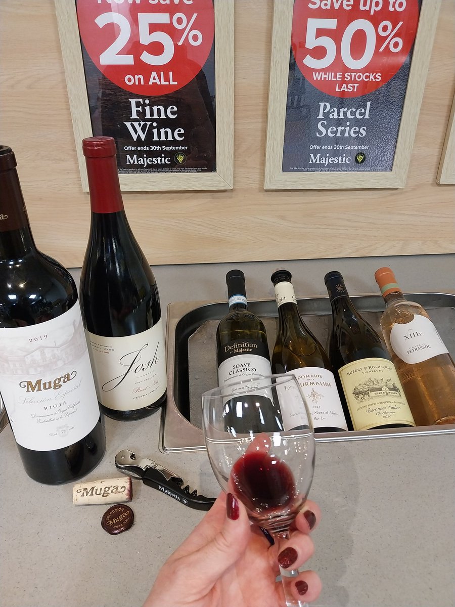 Now that's what I call a pretty tasty lineup for our #tastingcounter this weekend!
Pop into #MajesticBishopsStortford 
And try one of my personal favourites #Muga #Rioja selection especial 👌 it's simply divine! And a steal at £23.99  if you mix any 6 bottles in our #finewinesale